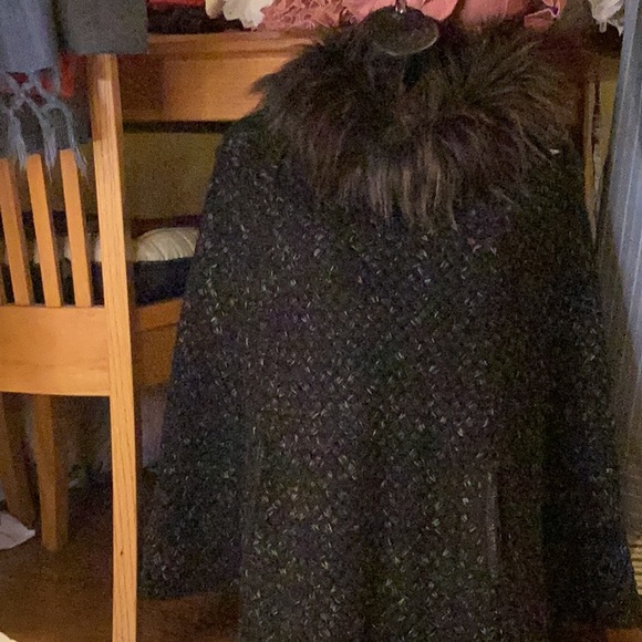 Steve Madden faux fur black weaved poncho Sz. OSFA - Picture 5 of 7
